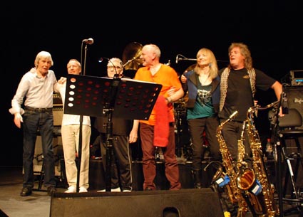 von links nach rechts: Dave Greenslade, Clem Clempson, Chris Farlowe, John Hiseman, Barbara Thompson, Marc Clarke